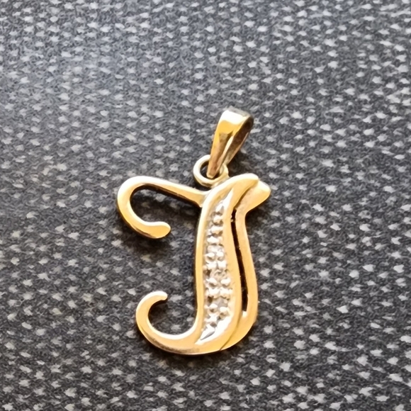 10k Alphabet Letter T pendant - Picture 5 of 8